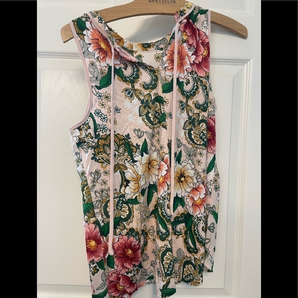 New - LOFT floral top - Picture 3 of 4